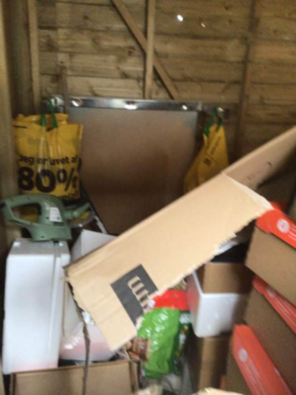 Tømning af cykel skur for pap og andet, alt  undtagen have redskaber.