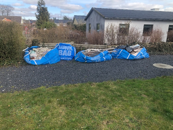 Vi har en 4 store affaldsække efter tonalrenovering af badeværelse, dvs en masse sten og puds. Det skal simpelthen bare fragtes væk.