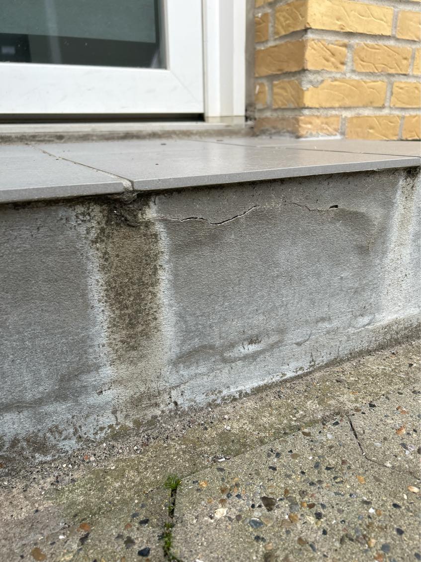 Murer-arbejde: Løs mursten og enkelte skader på sokkel og trappe skal udbedres