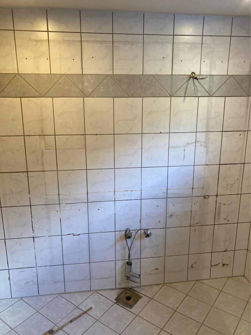 Udskiftning af 2 ballofix. Det ene rør skal også forlænges 5-10 cm. til højre, da den er placeret lige i en skabe samling. Laves hurtigst muligt da murer er i gang.