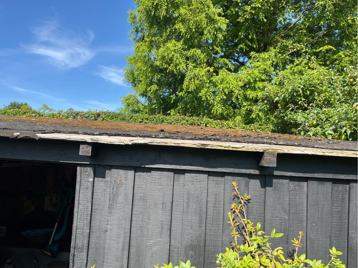 Tagpap og bjælke skiftes på skur og fronten på træhus slibes og males