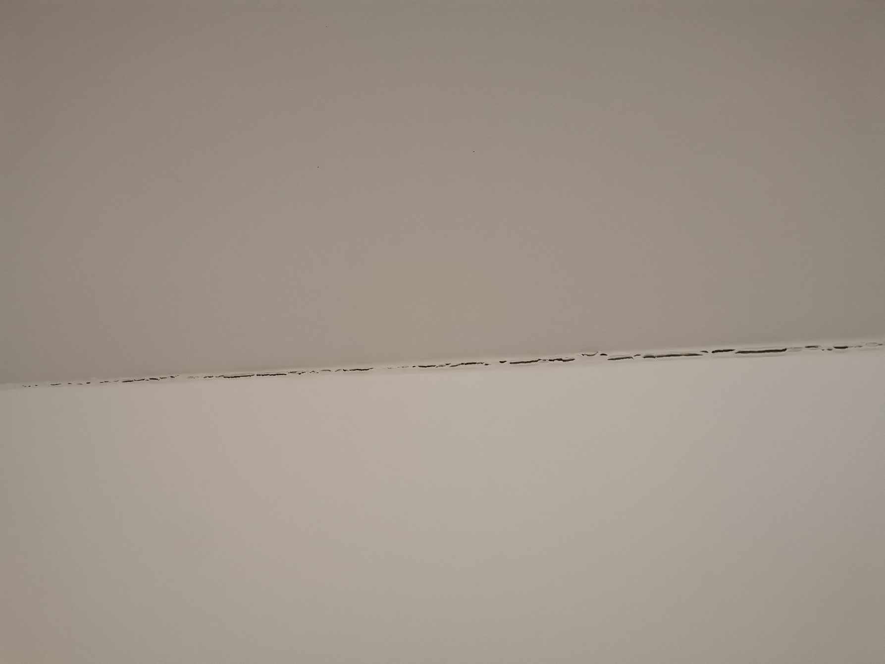 Fjerne gamle fuger ved vægkant og loft kant samt nye flotte og holdbare fuger