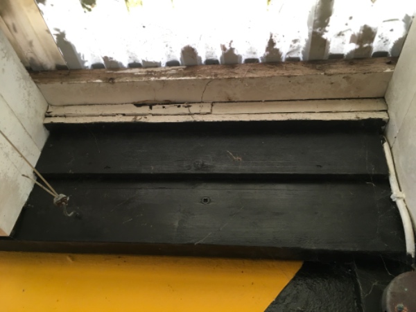 Jeg skal have sat en letmetalsnæse på tagrenden ned til carport taget da der siver vand ned mellem huset og carporten.