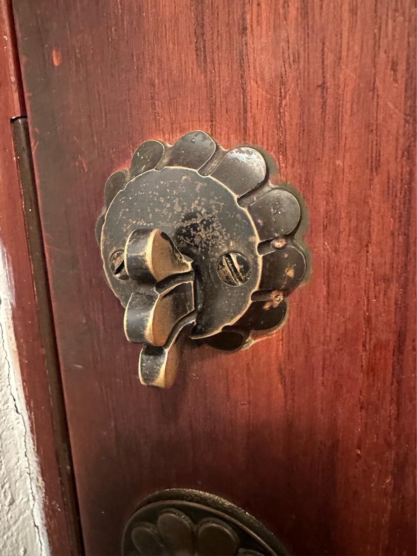 Låsen i min hoveddør drejer bare rundt og rundt, når man prøver at låse døren indenfra.