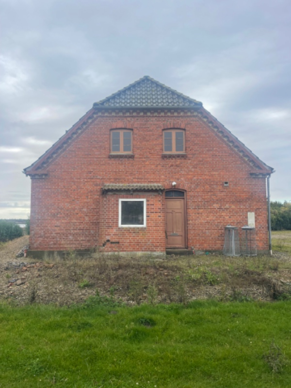 18 vinduer og 4 døre