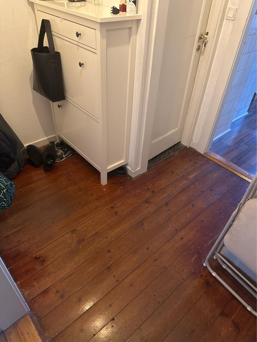 Slebet og lakeret gulv i lille entre + 3 små dørtrin