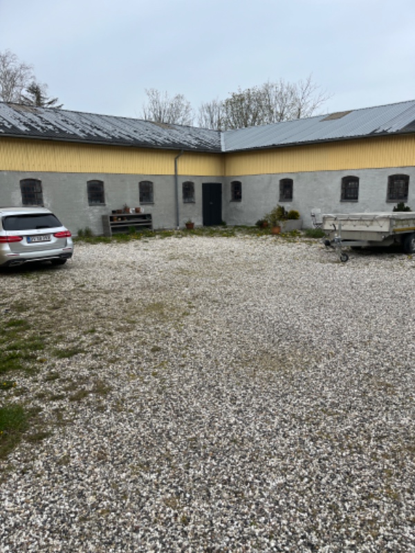 fjernet ukrudt på gårdsplads.