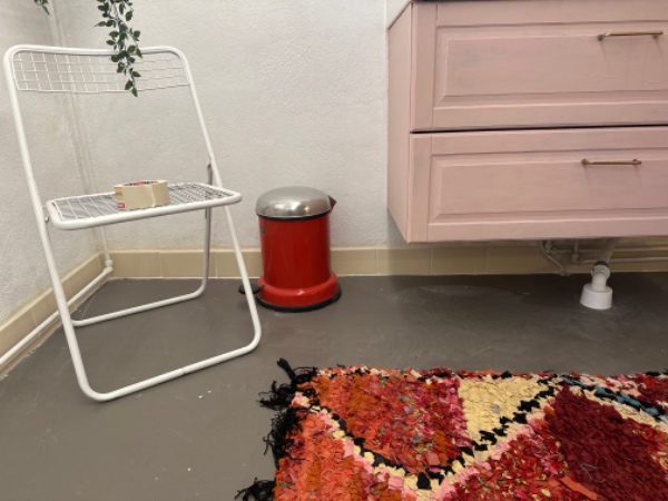 gør klar til at tilslutte vaskemaskine i badeværelse