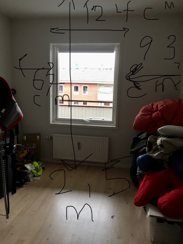 Tapetsering med mønstret tapet på en væg.