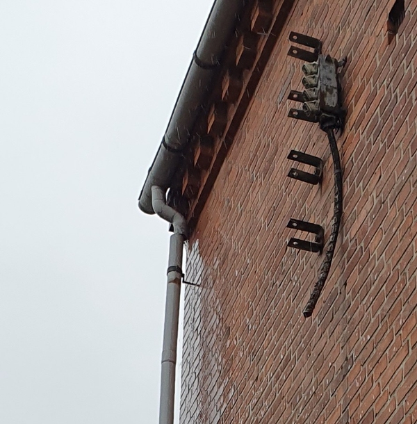 Nedløbsrør gået fra hinanden, samt utæthed i hjørnet af tagrende. Mellem 1. og 2. Sal. 2720 vanløse.