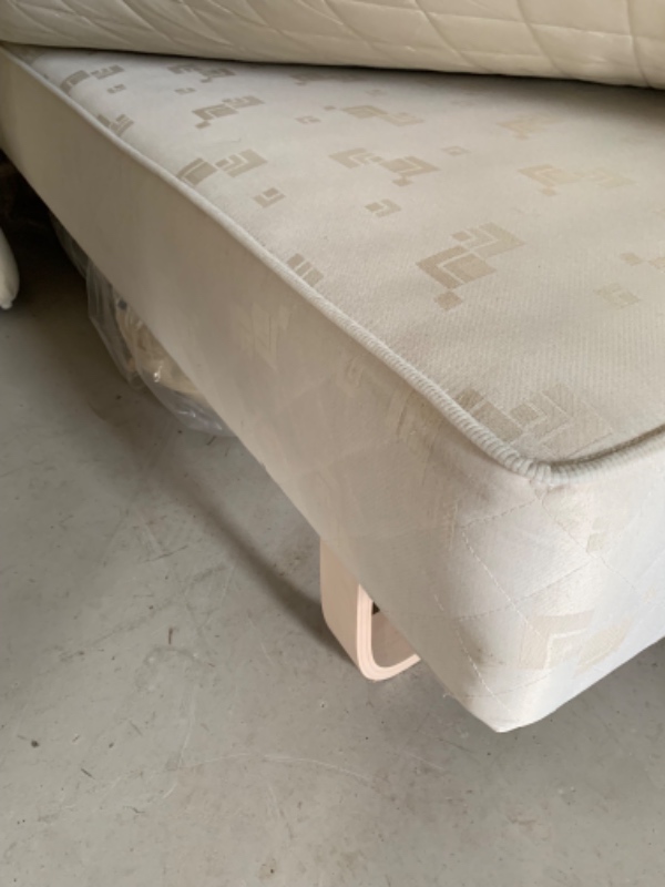 Afhent møbler, træ, højtalere og køre tagplader på lodser. Alt er på foto