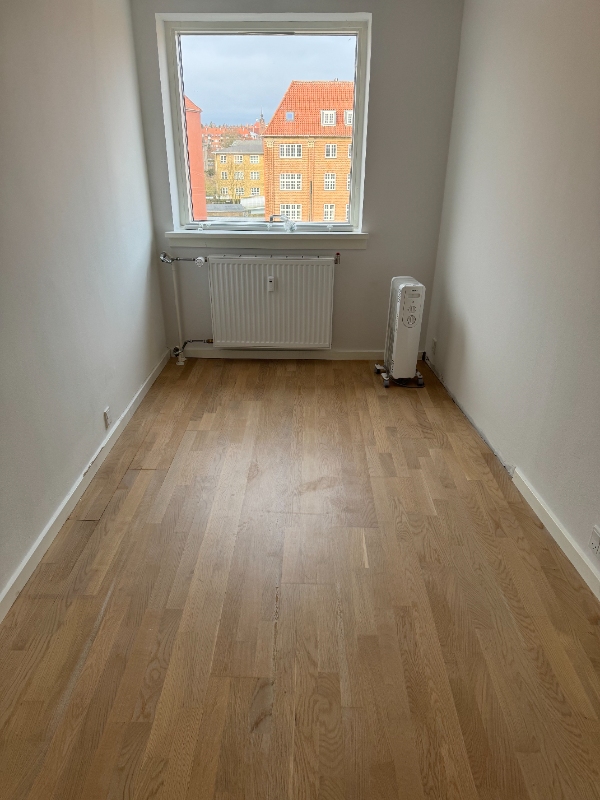 Nyt gulv og lister i soveværelse