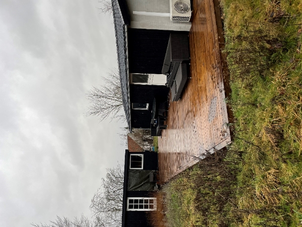 Rensning og behandling af terrasse