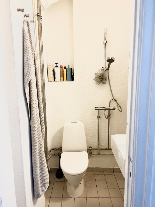 Hjælp til flyt af håndvask/toilet på lille badeværelse