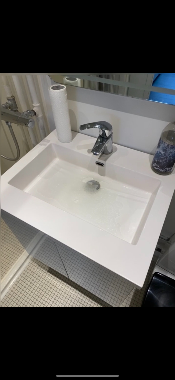 Badeværelsesskab m. installation og tilskæring af bagside af skab for at passe med rør i væggen