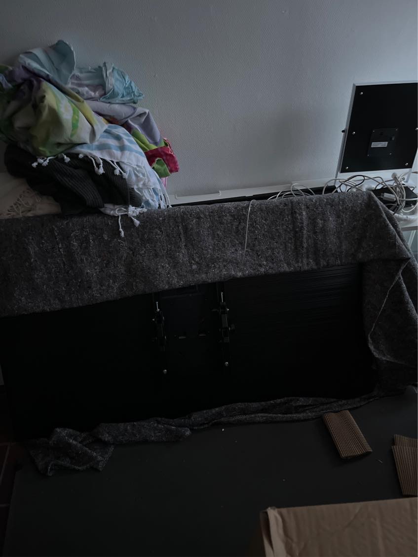 Sætte Tv og 4 knager op og køre 20 tomme flyttekasser på lossepladsen