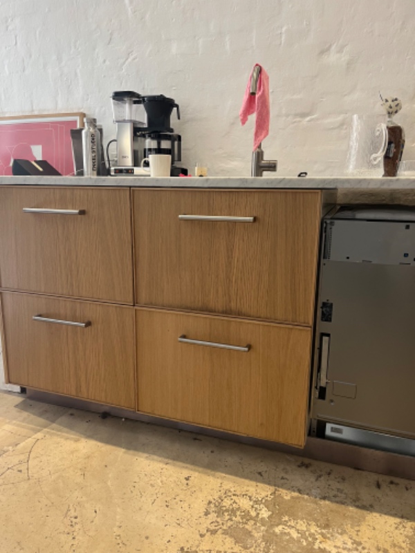 Jeg har en køkkenlåge jeg ikke kan få sat på min opvasker. Jeg har skinner og låger til.