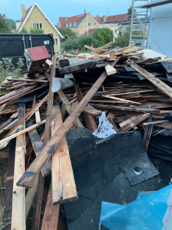 Afhentning af 98m2 tagbrædder og tagpap