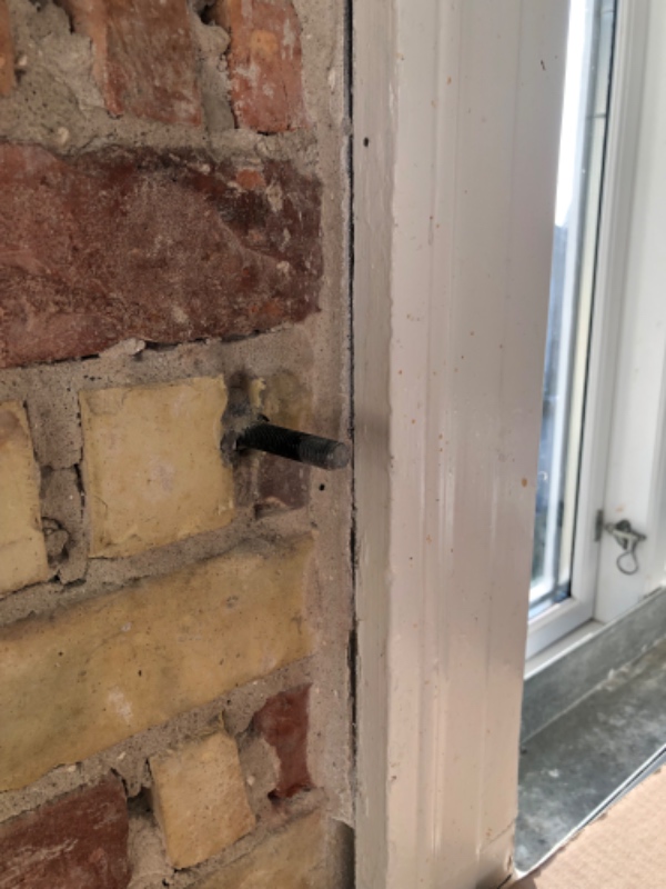 Fjernes 3 metalskruer fra murstensvæg (højst sandsynligt med vinkelsliber)