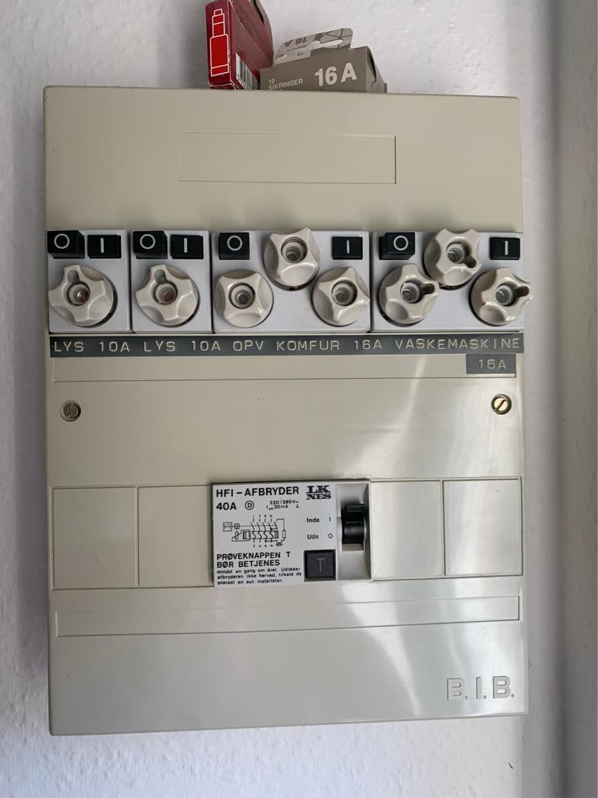 Lavet en lyskontakt efter jeg har udskiftet lysdæmper til vippekontakt kan jeg ikke bruge stikkontakter uden lyset er tændt.