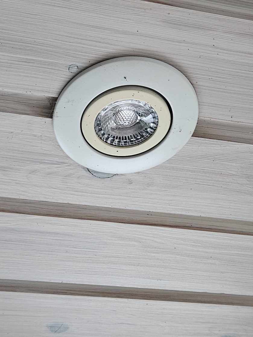 En indbygningsspot blinker, når lyset er slukket