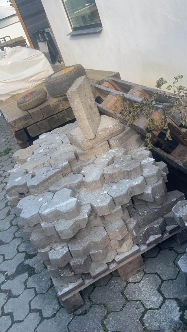 Kør fliser væk. (3 paller)