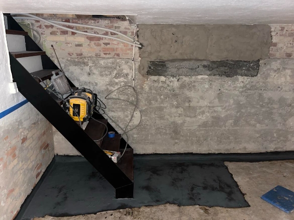 Montering af sisal gulvtæppe væg til væg i kælder