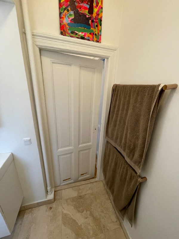 - Tilpasning af skab til nyt vinkøleskab plus en masse andet