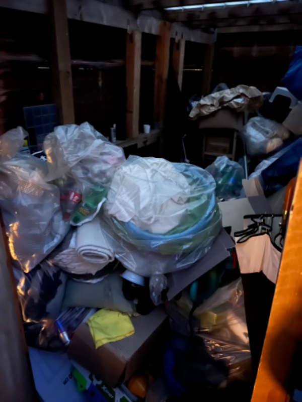 Fraflytningsrengøring samt bortkørsel af affald/stor skrald fra skur. 