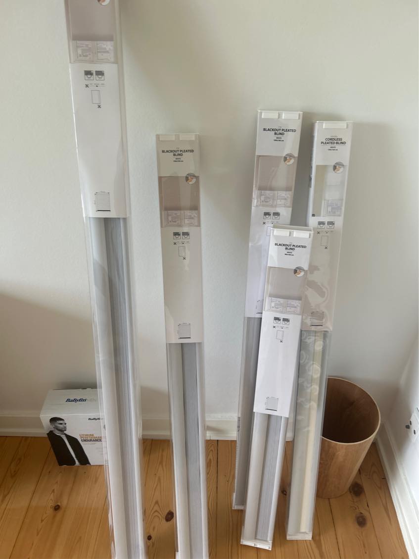 Ophængning af 5 gardiner, 3 billeder og 2 små sengebord