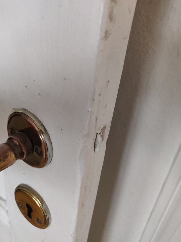 Skifte hængslerne i gammel dør i lejlighed