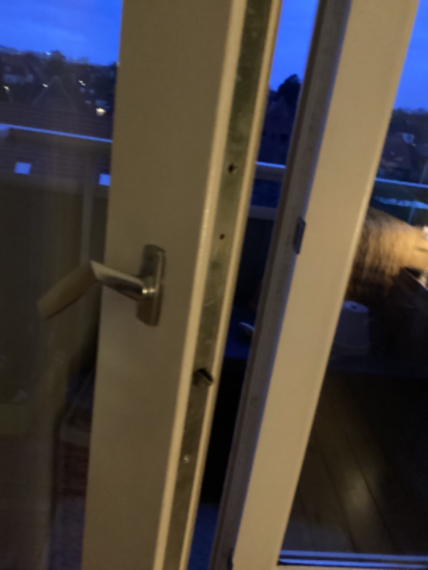 Nye håndtag på 3 indendørs døre og reperation af have/terasse dør der er meget svær at lukke