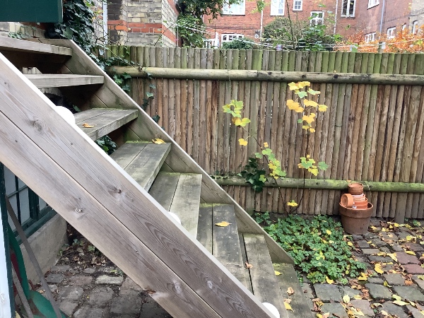 Opsætning af træ gelænder på udvendig trappe.