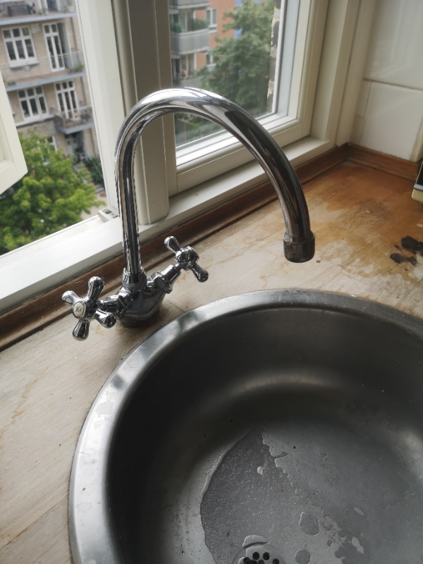 To serieforbundne lamper skal fixes, tre armaturer skal opsættes, et toilet skal udskiftes