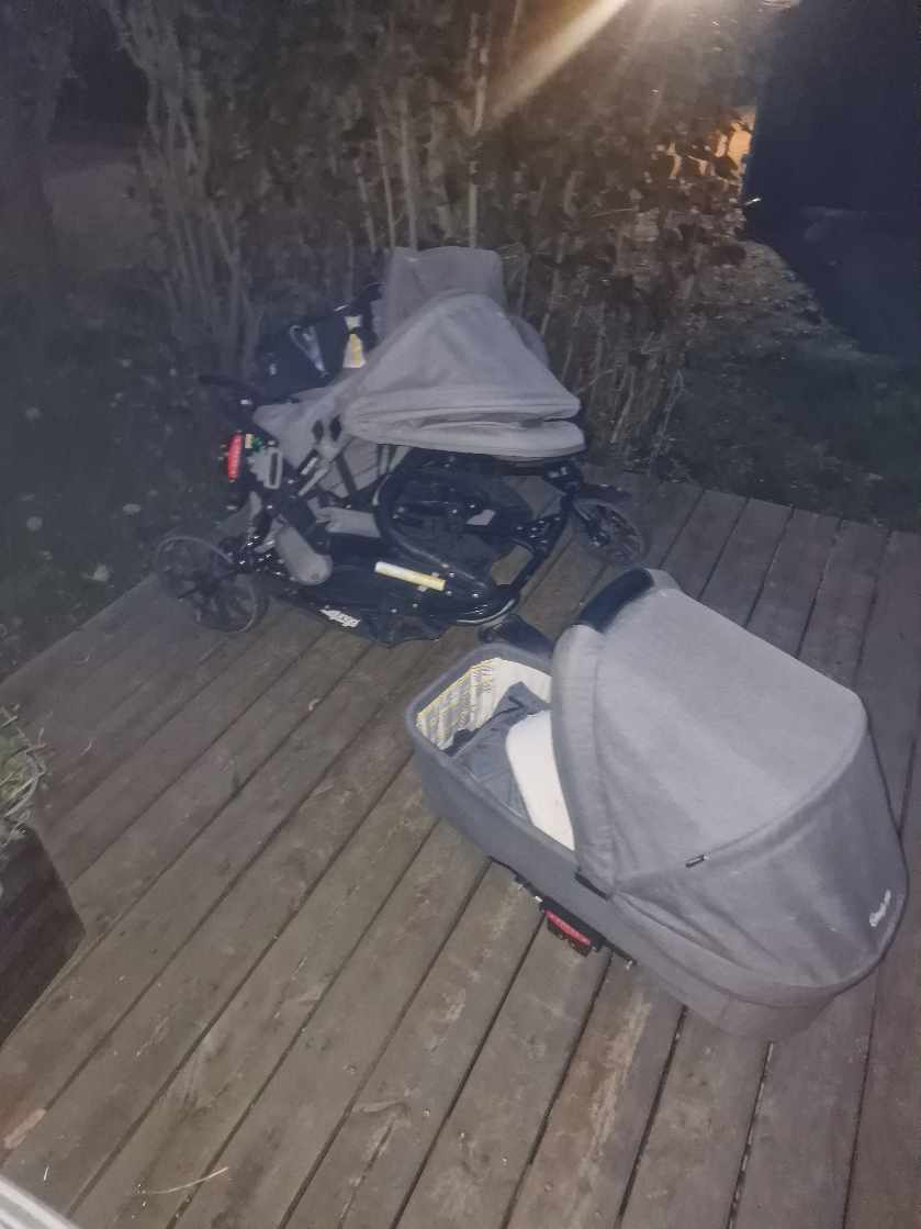 Genbrugen med sofa og tvillingevogn