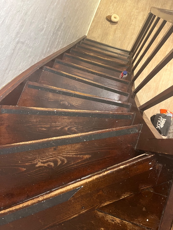 Slibe og male trappe