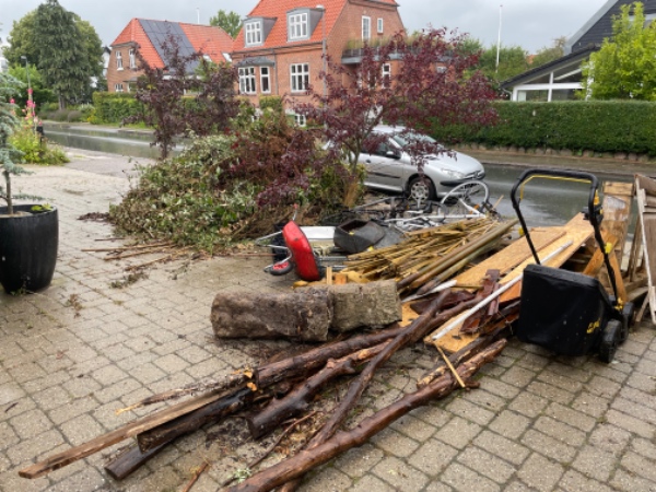 Affald køres på genbrugsplads