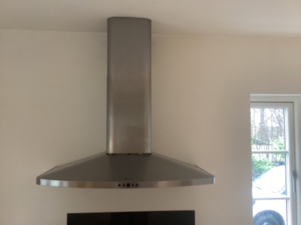 Jeg skal have udskiftet Emhætte bredde 90 cm. Skal sidde samt sted som eksisterende.