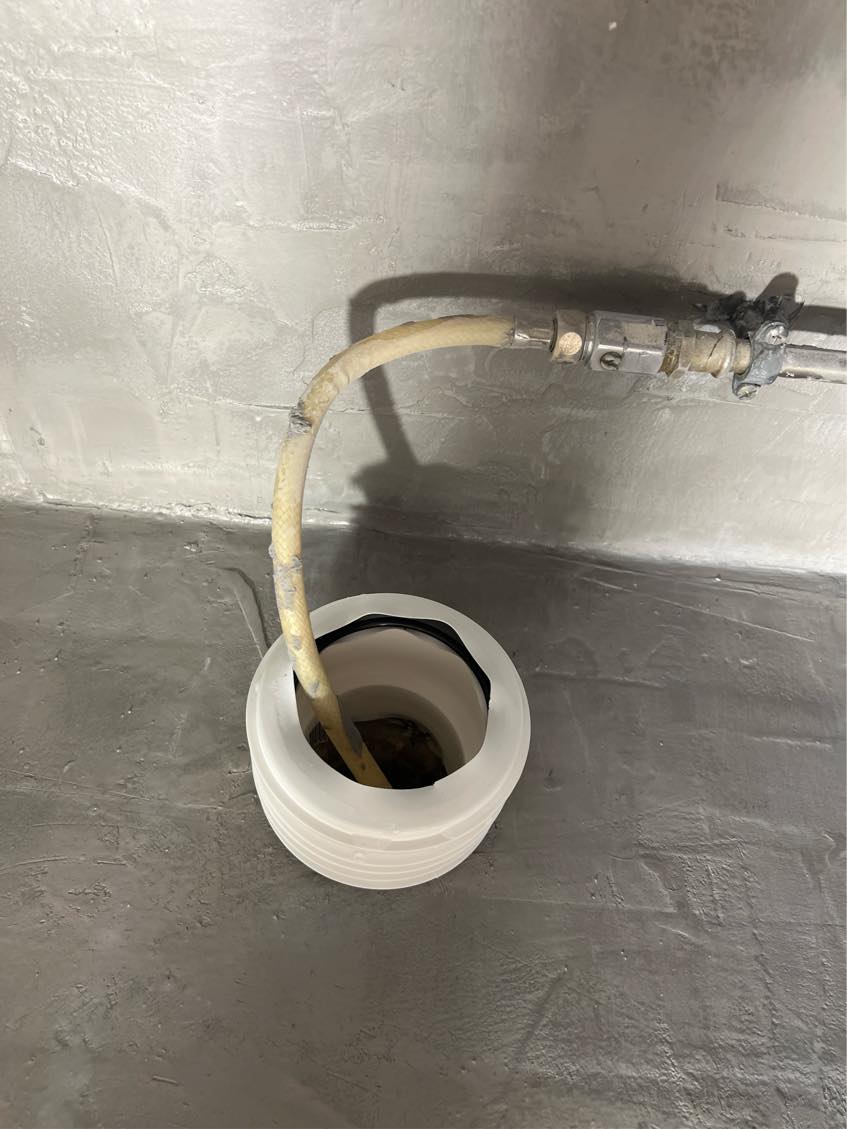 installation af armatur og toilet