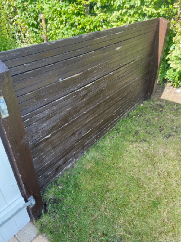 Reparation af hegnstolpe/havelåge