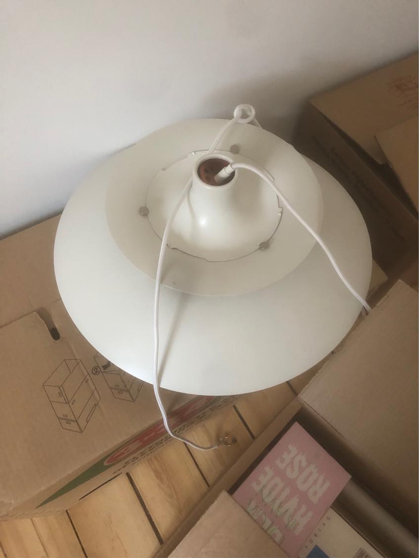 Jeg skal have hjælp til at sætte tre lamper op, samle en håndklædeholder fra IKEA og sætte en billedvæg op + nogle ekstra billeder, samt en væglampe