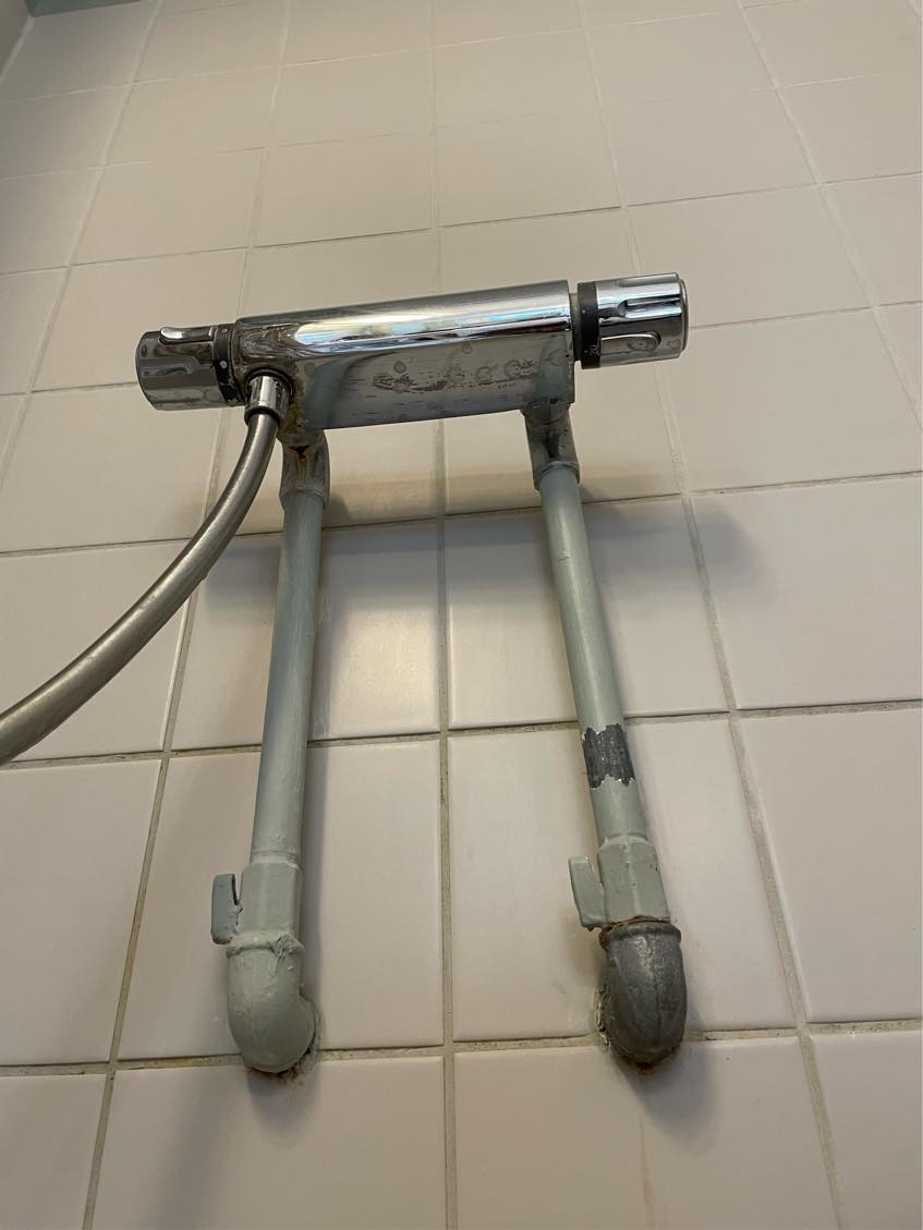 Skift af brusearmatur på badeværelse, inkl. indkøb af nyt armatur, der passer