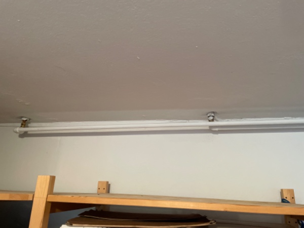 Fjerne radiator i hus i stue-etage og fjerne rør, der løber til radiatoren i kælderen