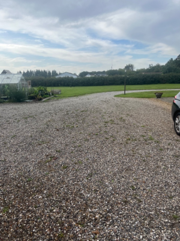 Gjort haven pæn, så den står skarpt på billeder der skal tages ifbm salg.