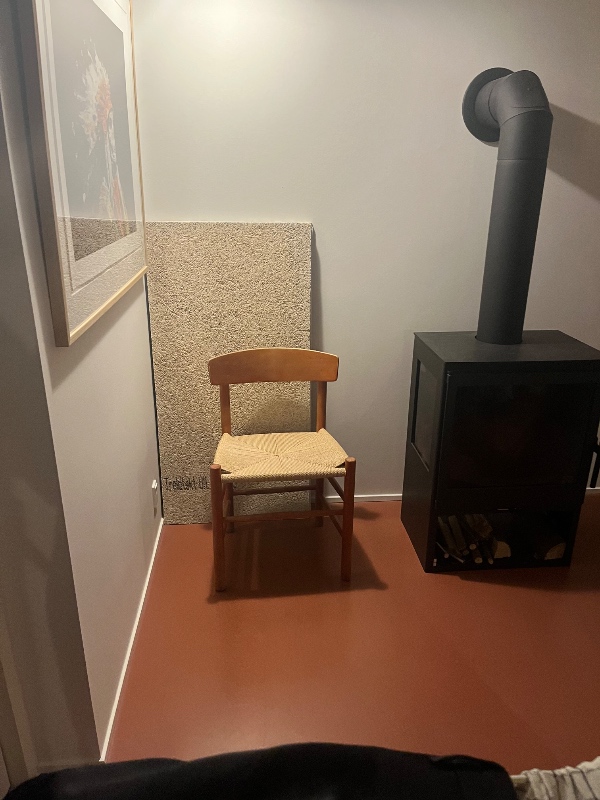 Muret bænk omkring brændeovn