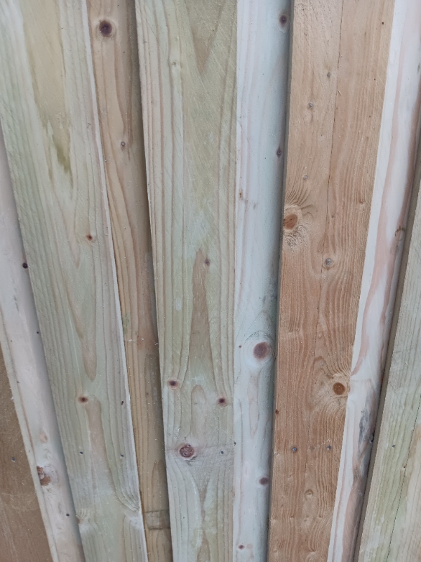 Opsætning af hegn med brædder