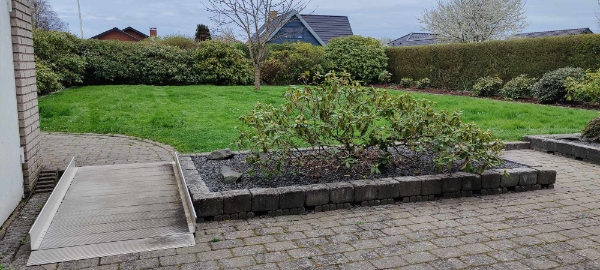 Jævnet eksisterende gammel græsplæne.