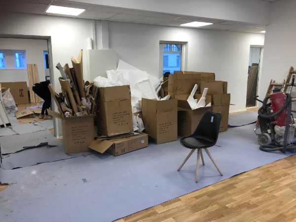 Afhent og udsmid pap, plastik og flamingo