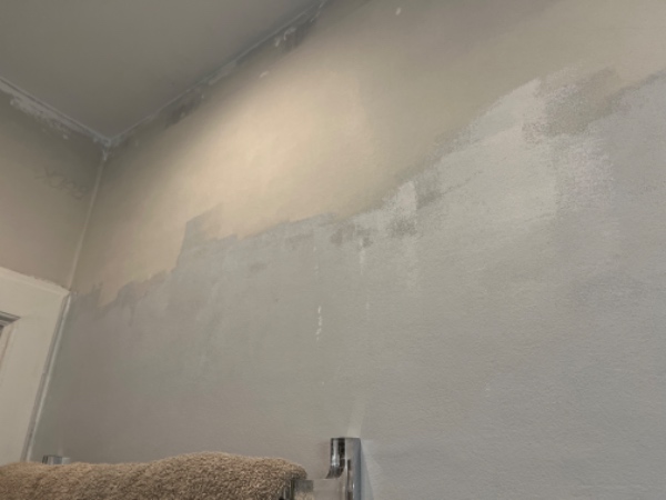 Malet færdigt væg i badeværelse