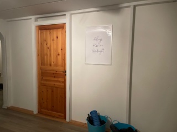 Afslutning af en gipsvæg der ikke er lukket af samt opsætning af ny gipsvæg plus gipsvæg med dørkarm